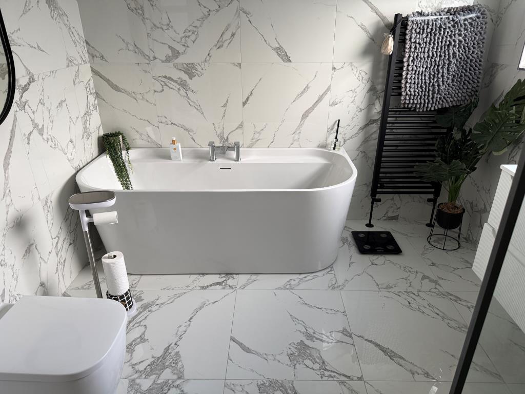 Lot: 62 - DETACHED HOUSE WITH SEA VIEWS PLUS ADJOINING LAND WITH PLANNING - Family bathroom with white suite